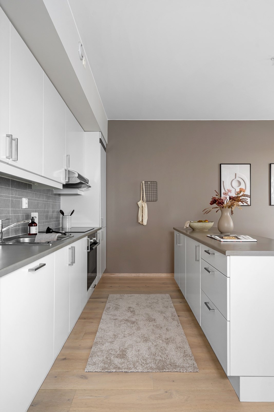 Praktiske løsninger kombinert med elegante detaljer - her er det kvalitet i hver flate. Galleribilde