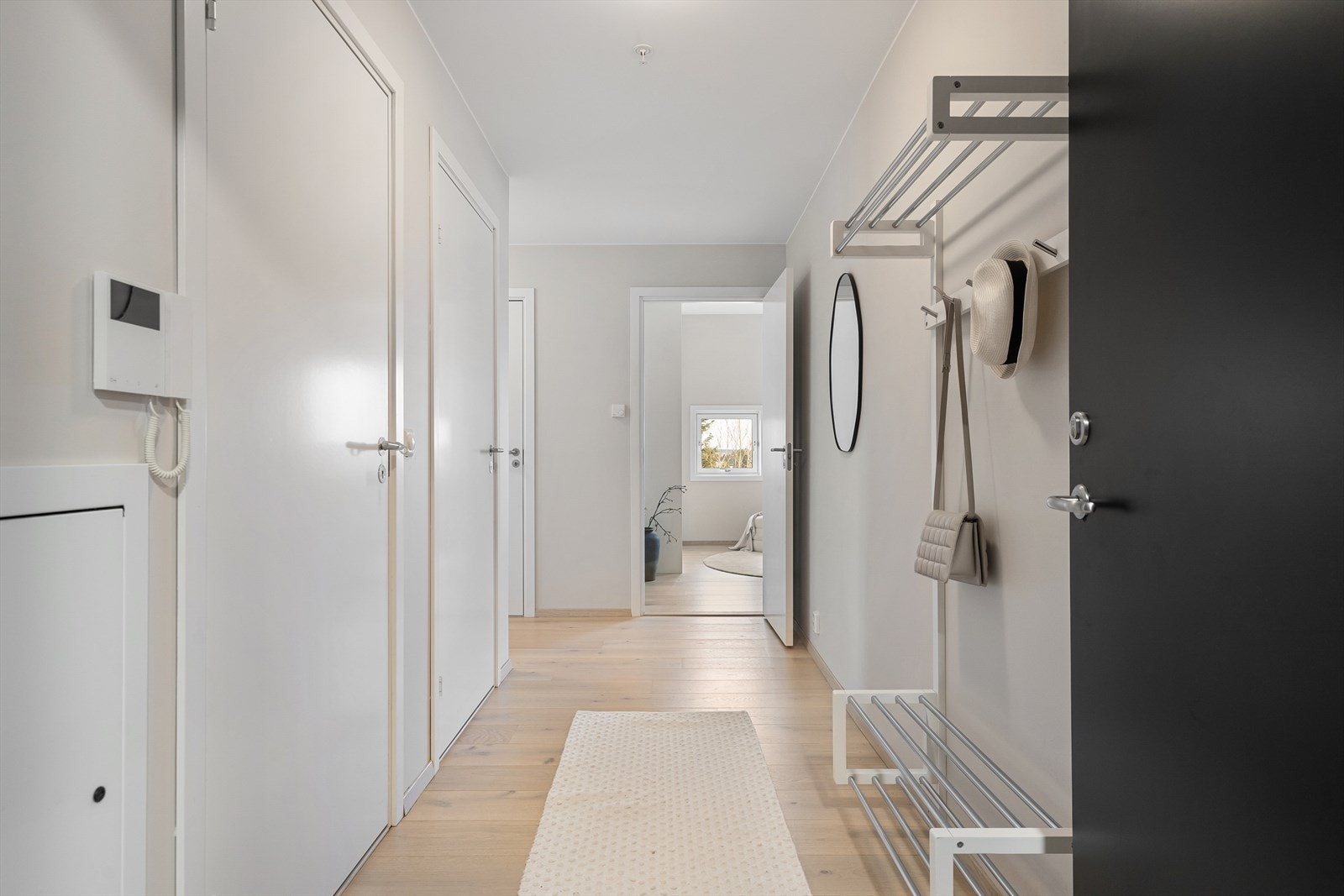 Det er heis til alle etasjer fra garasjeanlegget og i leiligheten ønskes du velkommen inn i en lys entré med praktisk løsning for yttertøy. Galleribilde