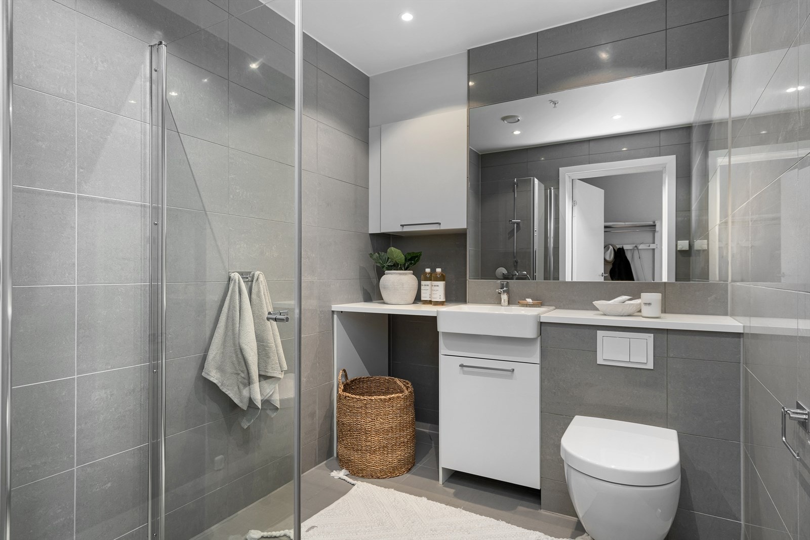 Det flislagte badet med vannbåren gulvvarme er utført med høy kvalitet og stilrent design. Galleribilde