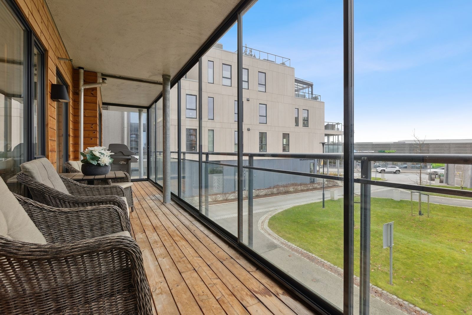 Solrik innglasset balkong, som kan åpnes opp. Galleribilde