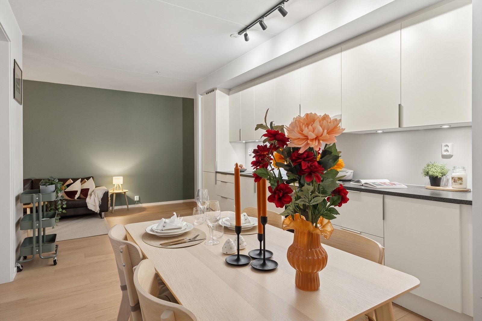 Dekorativt interiør gir en personlig touch til spiseområdet. Galleribilde