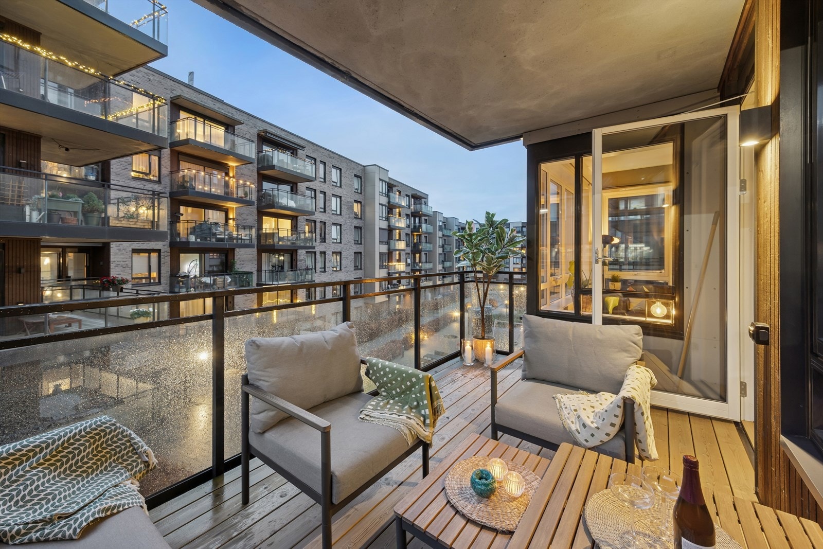 Fra stuen er det utgang til en herlig og skjermet balkong med fint utsyn. Galleribilde