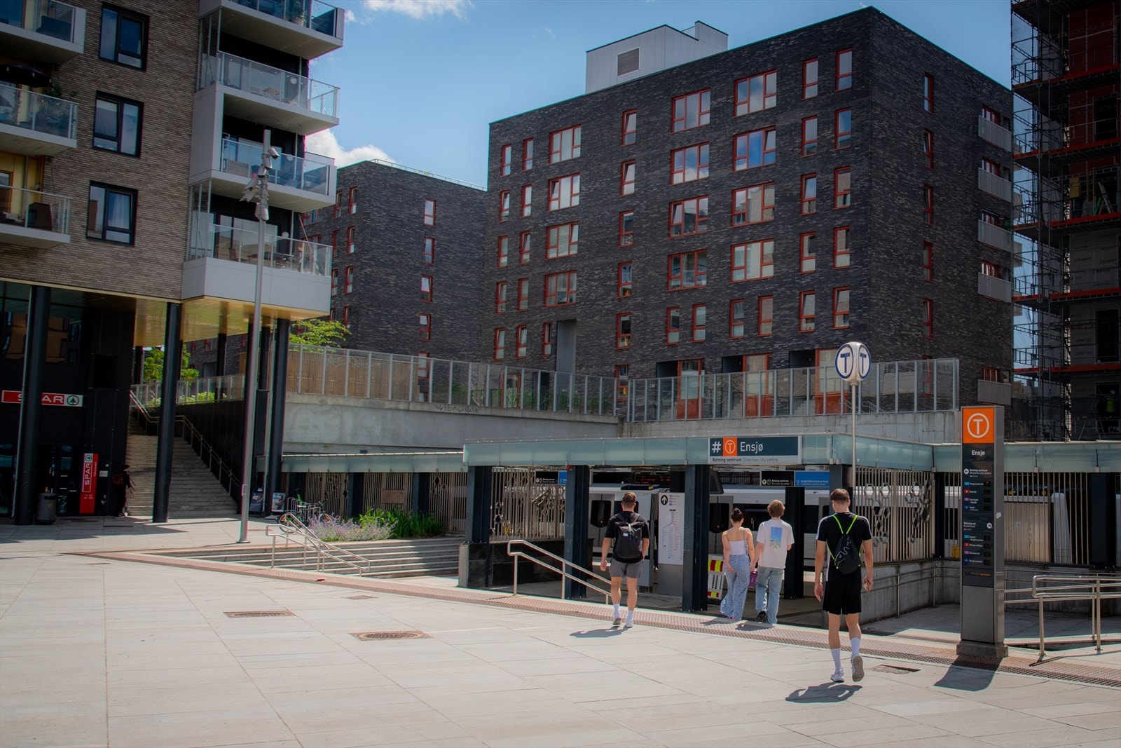 Ensjø T- bane med linjene 1-4 ligger kun noen få minutters gange fra leiligheten. Galleribilde