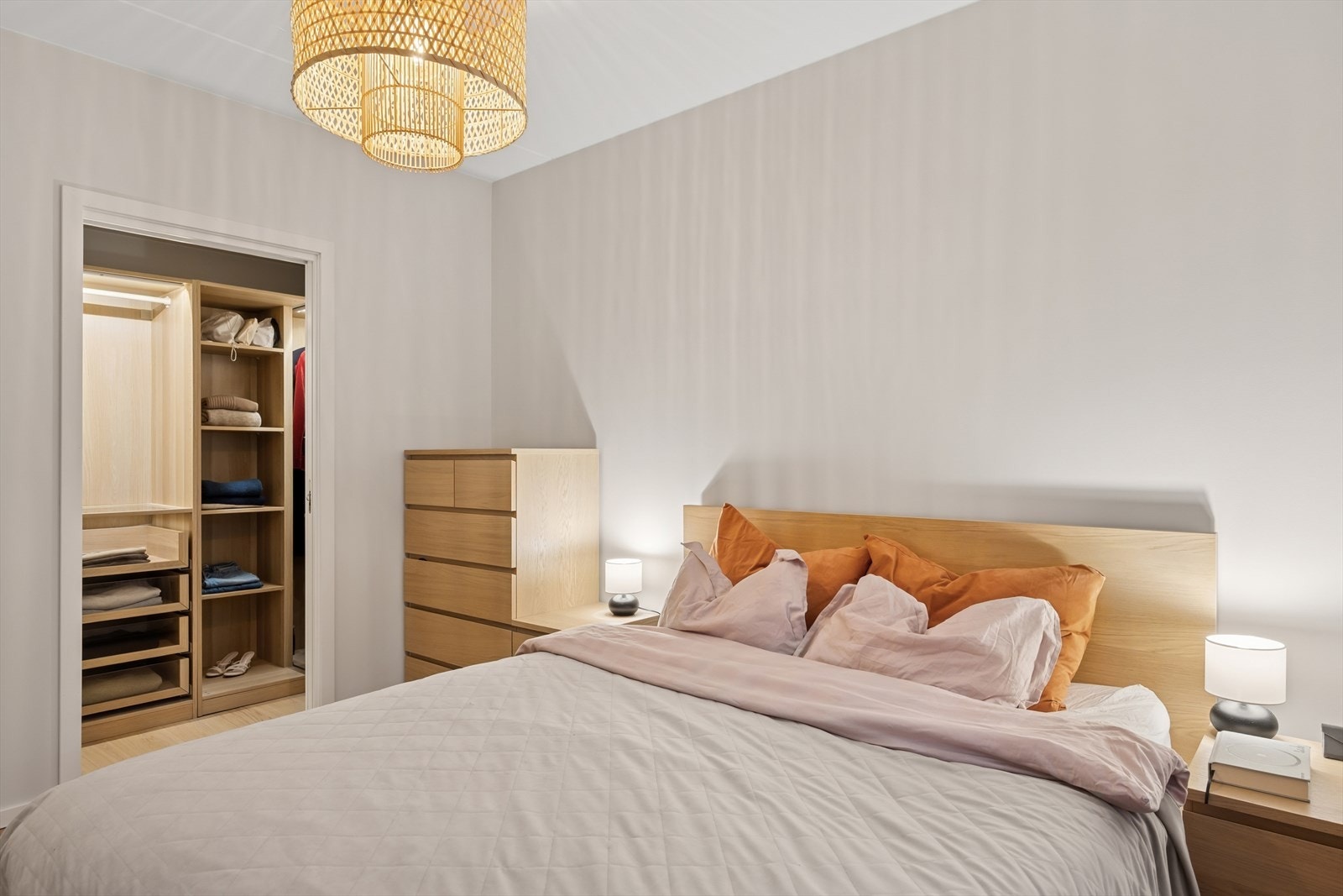 Leiligheten byr på to gode soverom. Hovedsoverommet har direkte tilgang til en walk-in som gir rikelig med oppbevaringsplass. Galleribilde