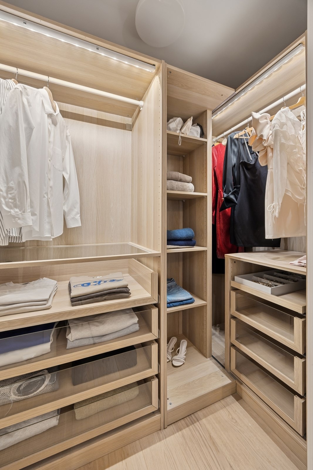 Walk-in garderoben er oversiktlig og gir effektiv oppbevaringsplass. Galleribilde