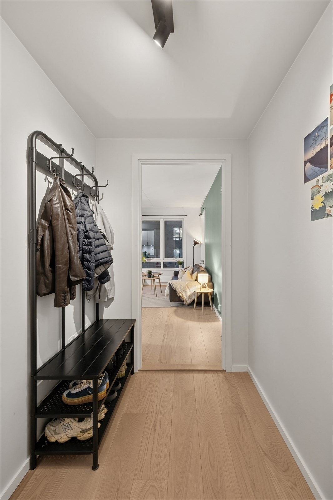 Pent en-stavs parkettgulv og lyse veggflater er gjennomgående i hele leiligheten. Galleribilde