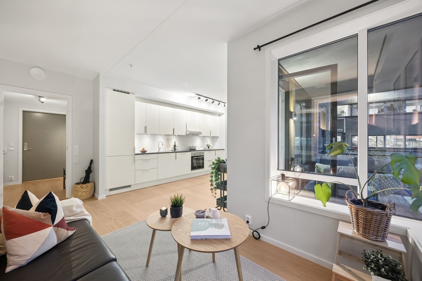 Kjøkkenet ligger i en åpen løsning mot stuen, noe som skaper en naturlig flyt mellom sonene og innbyr til sosialt samvær. Galleribilde