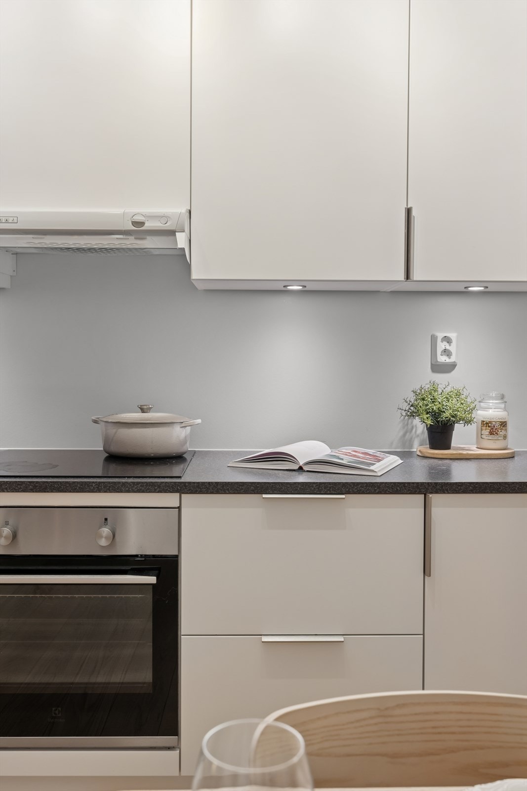 Innfelte LED-lys under overskap gir godt arbeidslys på kjøkkenet. Galleribilde