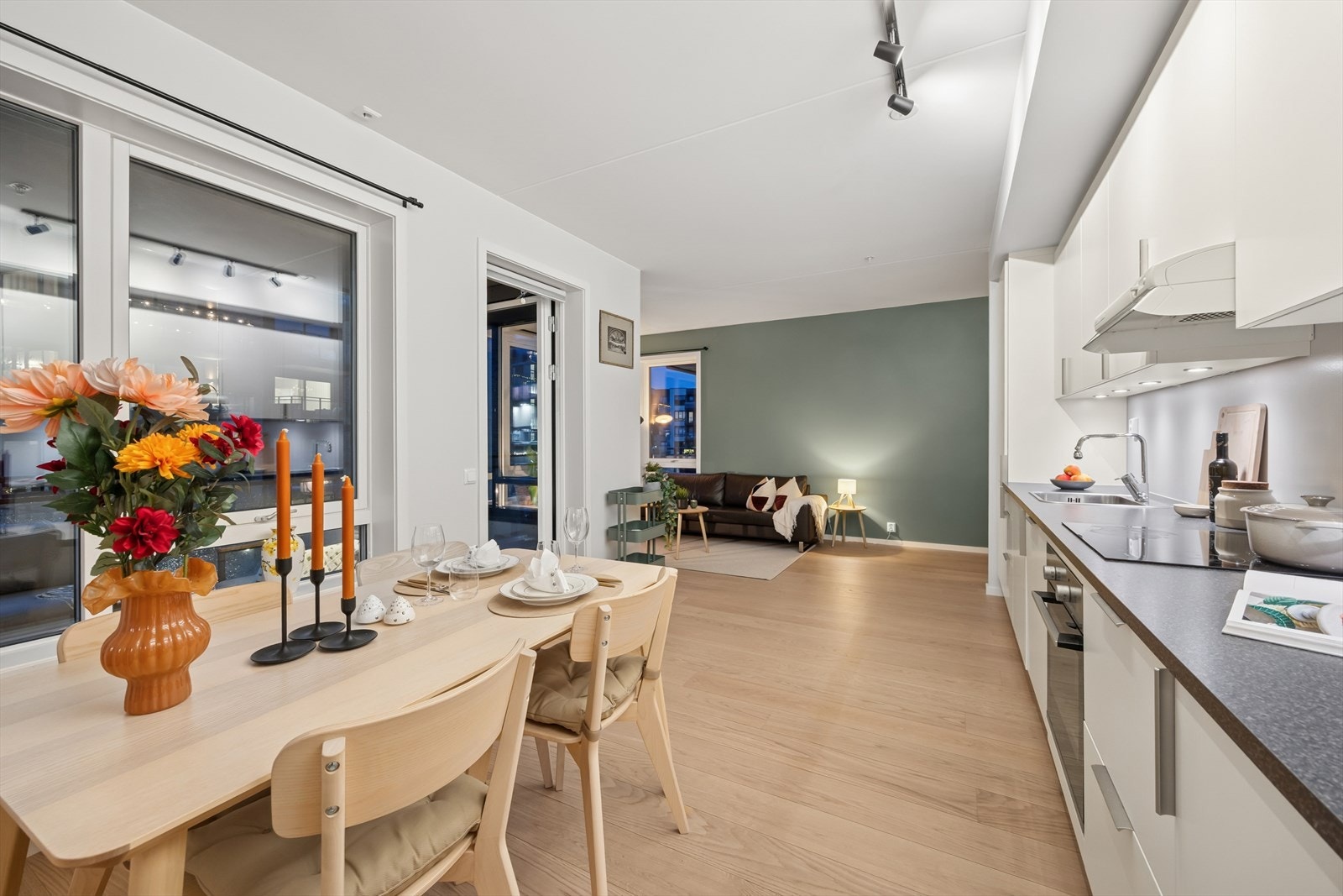 Åpen løsning mellom kjøkken og stue gir en luftig romfølelse. Galleribilde