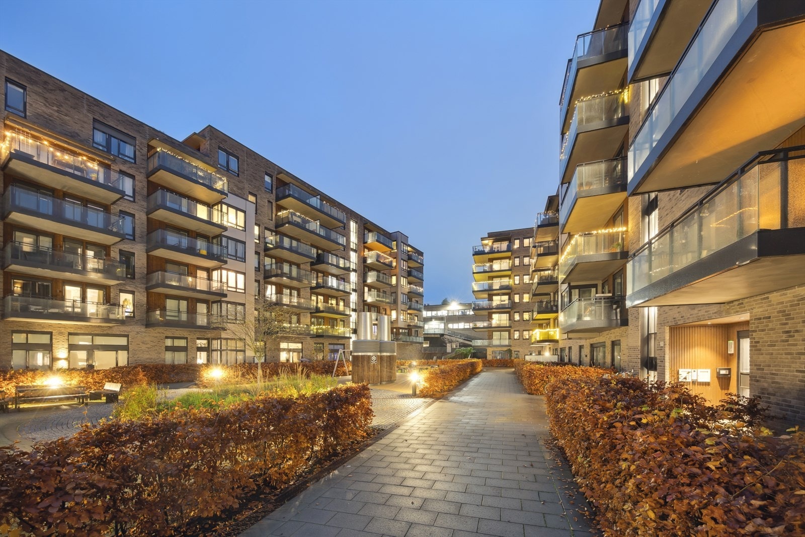 Her bor man sentralt, men samtidig rolig og tilbaketrukket, med flotte grøntområder, tur- og sykkelstier, kaféer, restauranter og butikker rett i nærheten. Galleribilde