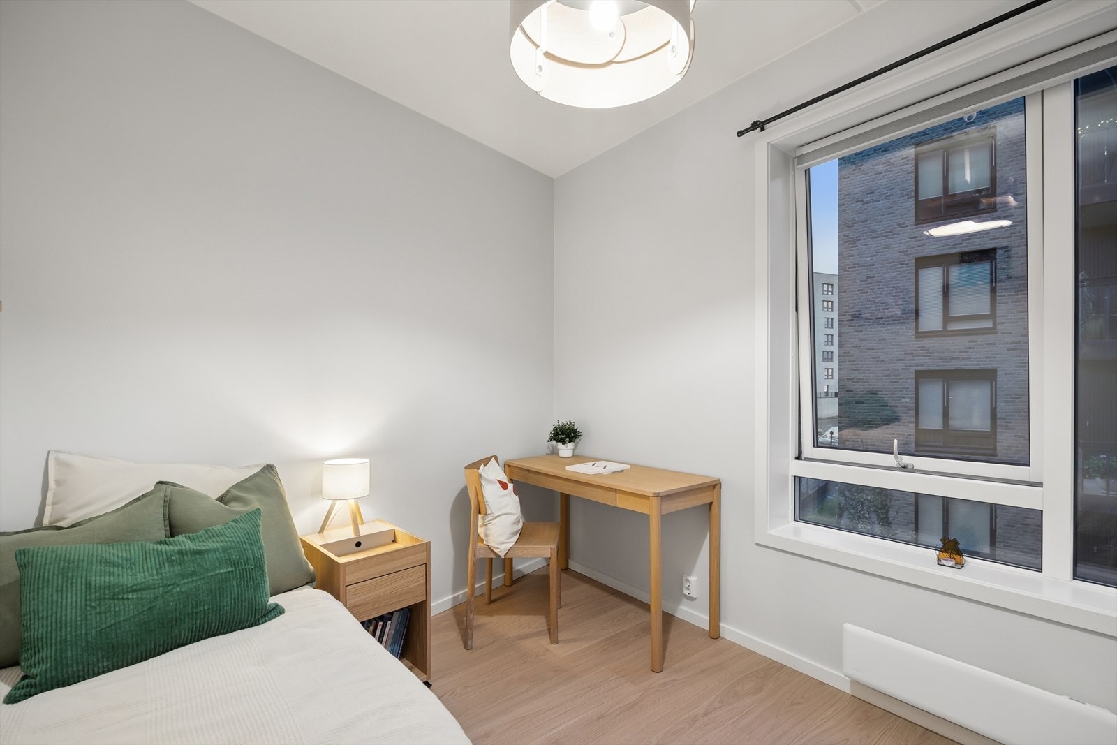 Plassering av skrivebord ved vindu gir gode lysforhold til arbeidsplassen. Galleribilde