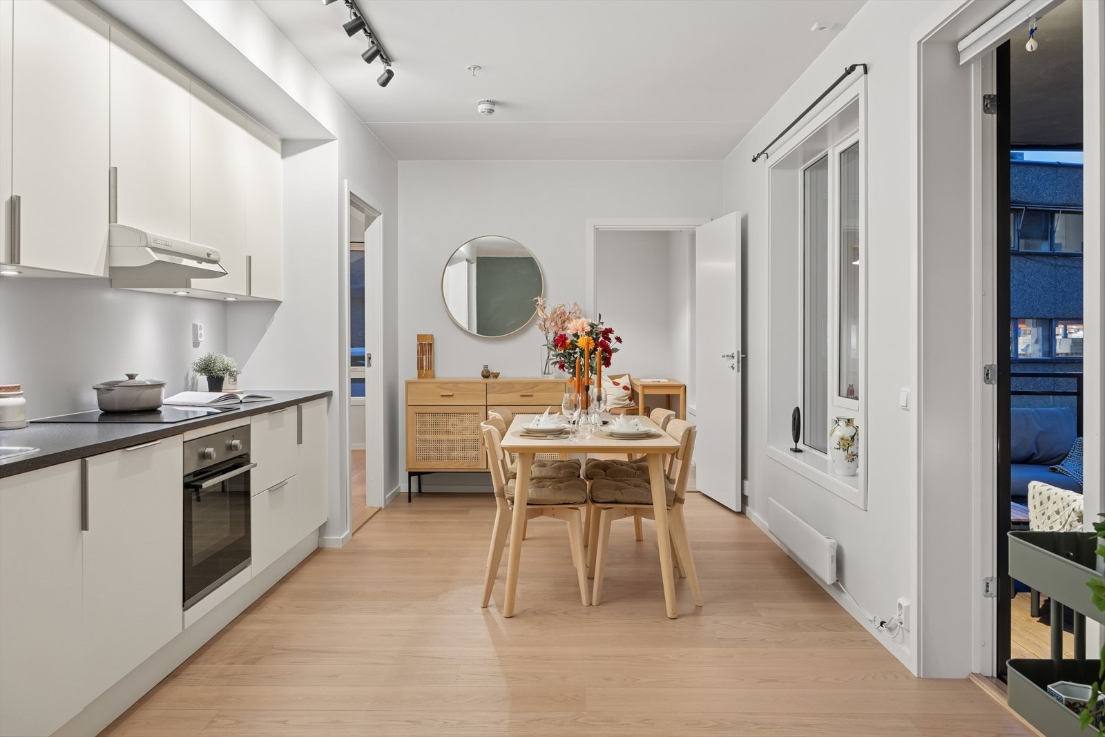 Spiseplass ved kjøkkenet gir en praktisk løsning for måltider. Galleribilde