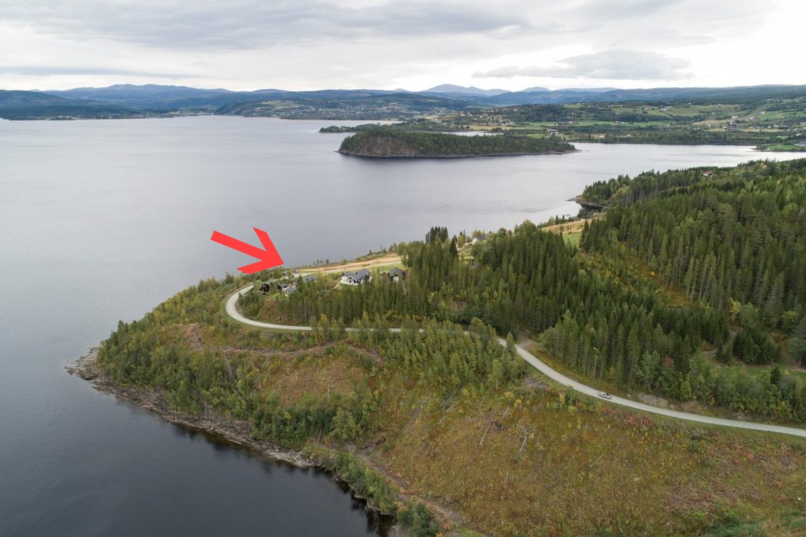 Tomtene ligger helt ut mot Selbusjøen. Galleribilde