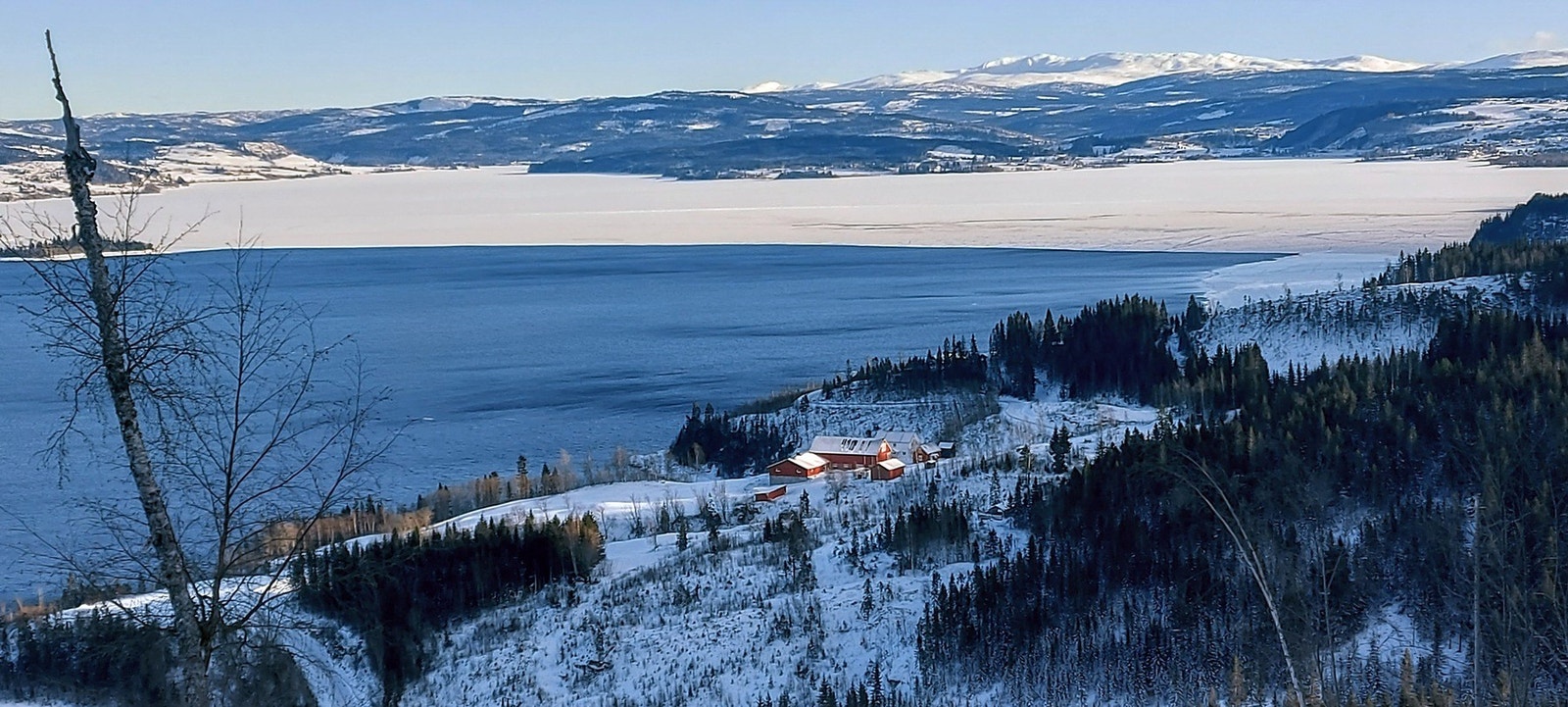 Dronefoto fra området. Skarven fjellparti sees på andre siden Galleribilde