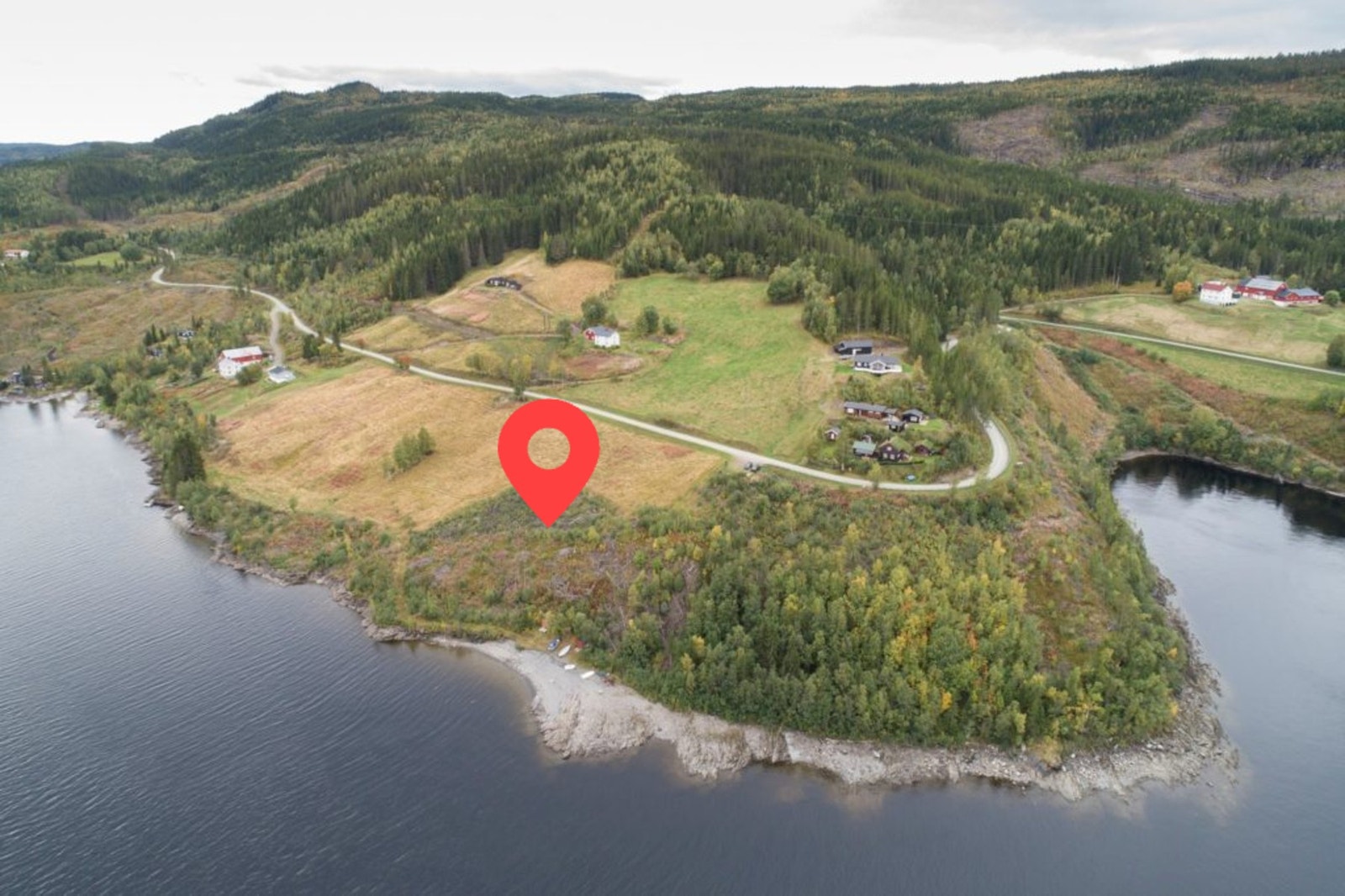 Tomtene ligger helt ut mot Selbusjøen. Galleribilde