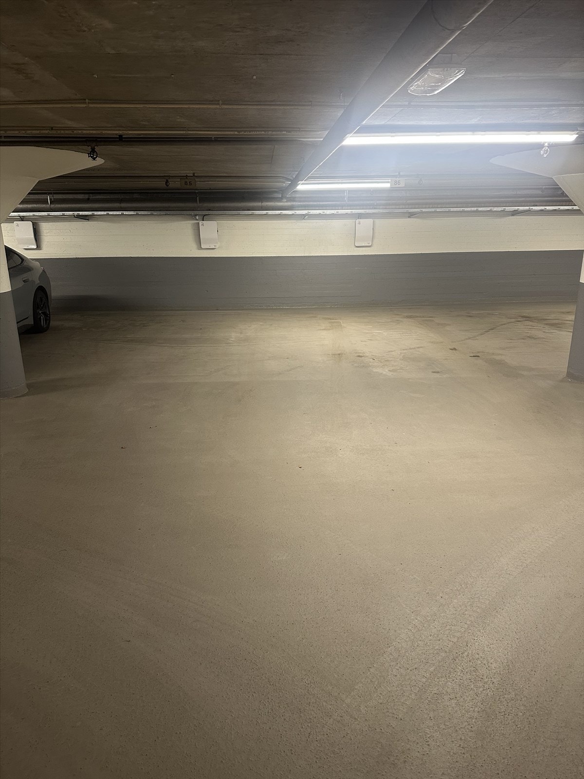 Garasjeplassen er på ca. 15 m², og alle plasser er ca. like store Galleribilde