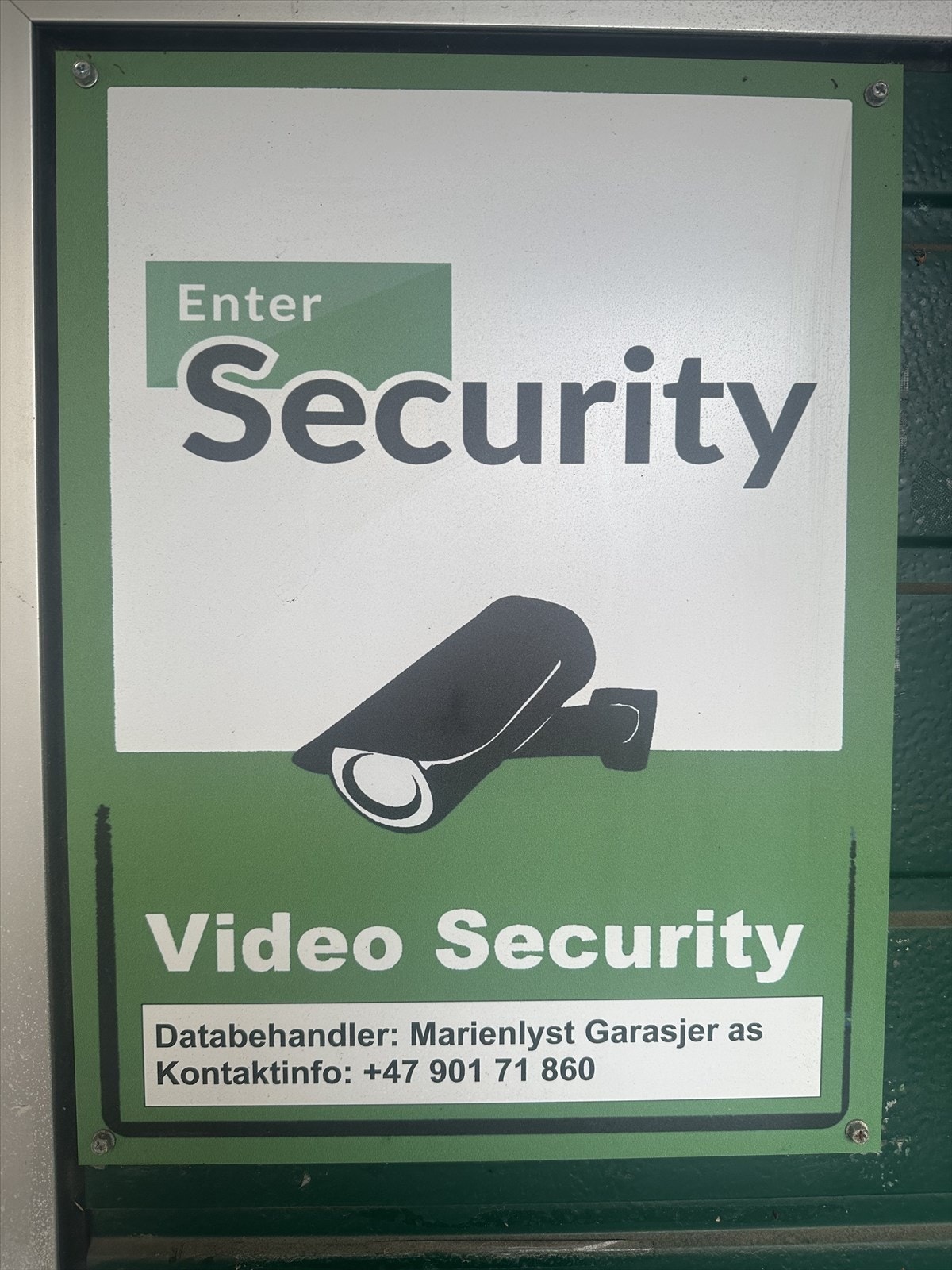 Romslig og oversiktlig garasjeanlegg med god belysning Galleribilde