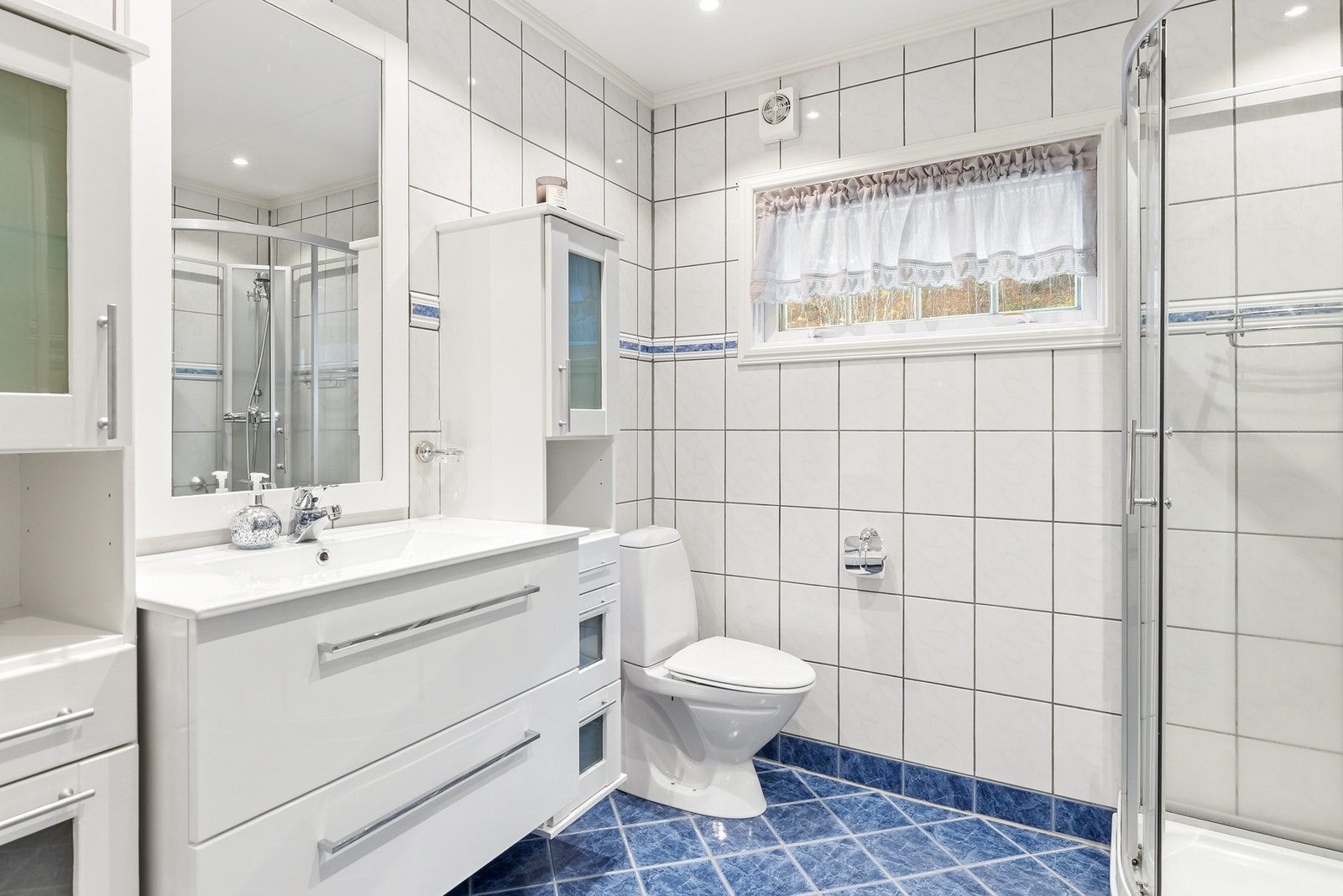 Flislagt bad med standard fra slutten av 90-tallet Galleribilde