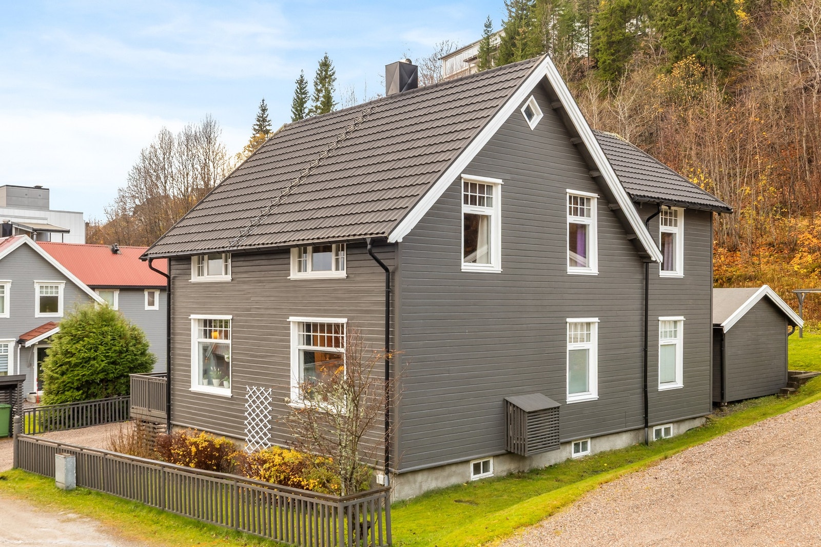 Tomten er pent opparbeidet med singelbelagt innkjørsel og romslig gårdsplass Galleribilde