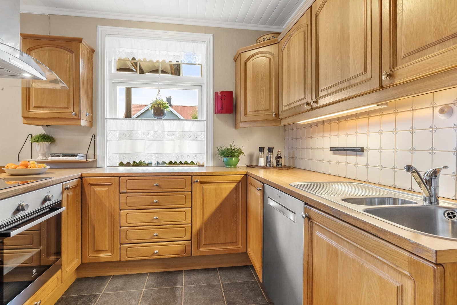 Klassisk og tidløst kjøkken med profilerte eikefronter Galleribilde