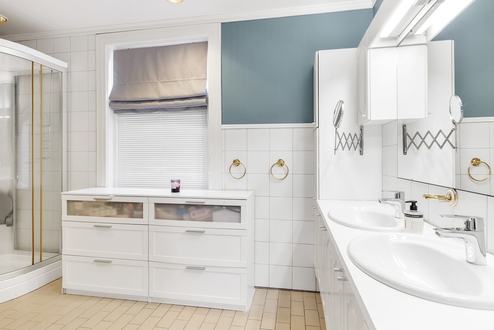 Lyst og romslig bad beliggende på hovedplanet Galleribilde