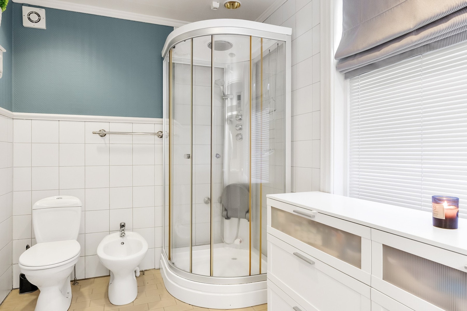 Gulvet er flislagt og veggene har delvis flis i brystningshøyde med tapet over Galleribilde