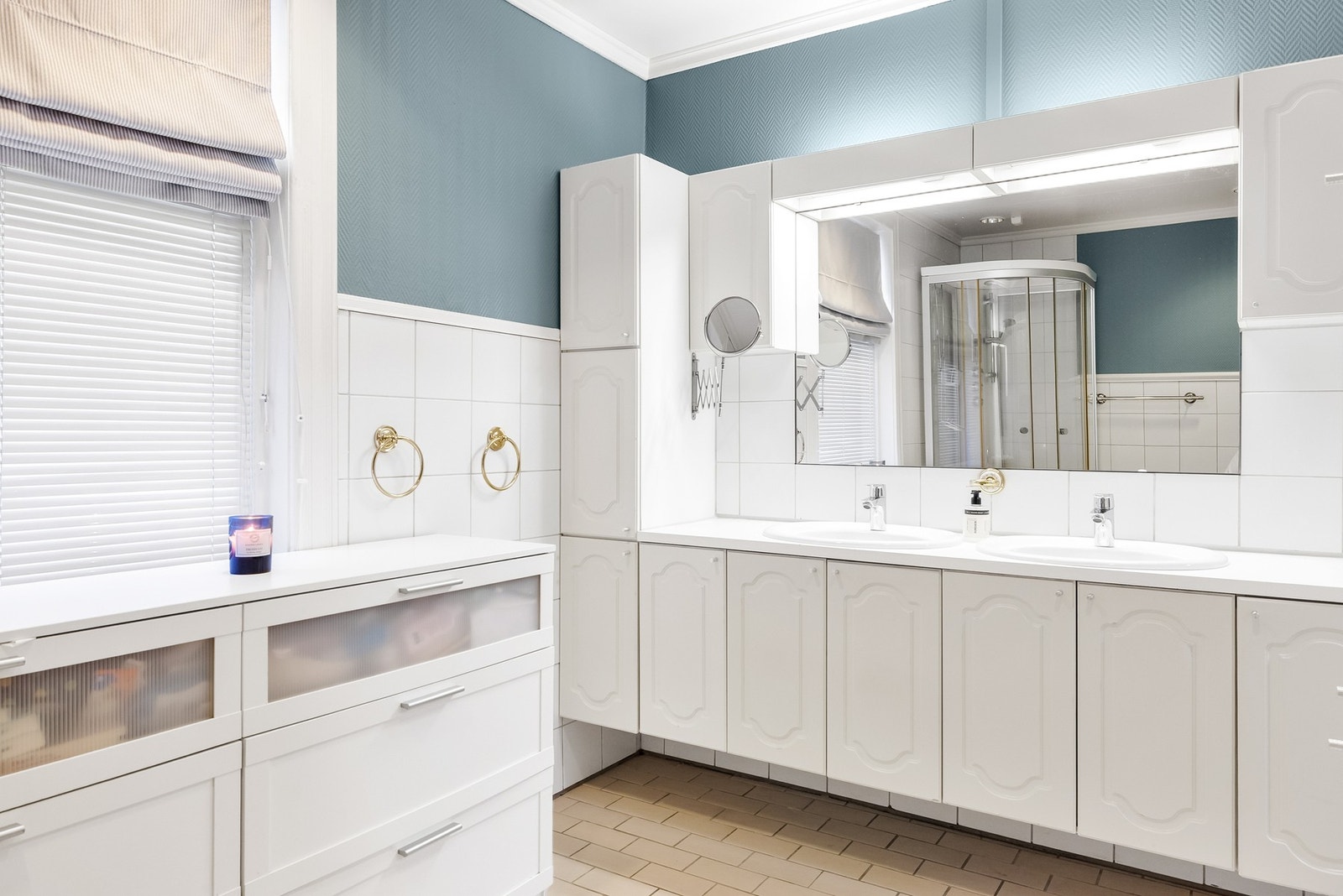 Badet har standard fra slutten av 80-tallet Galleribilde