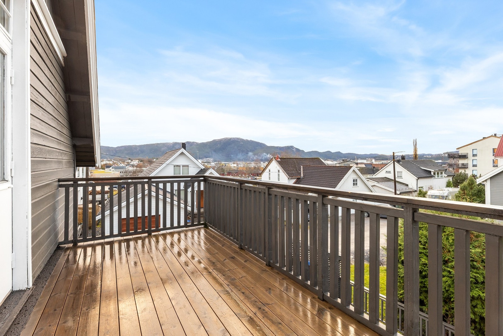 Sykehus og bysentrum ligger bare en kort spasertur unna. I nærområdet finner du også barnehager, skoler og fine turområder Galleribilde