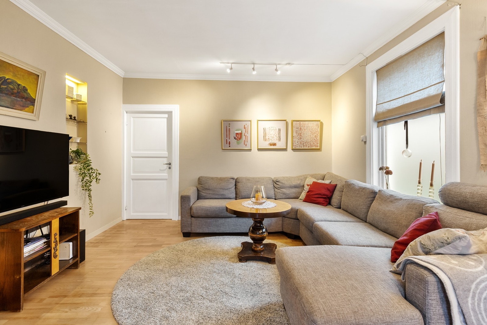 TV-sone med plass til romslig sofa. Ideelt for avslapning og familietid Galleribilde