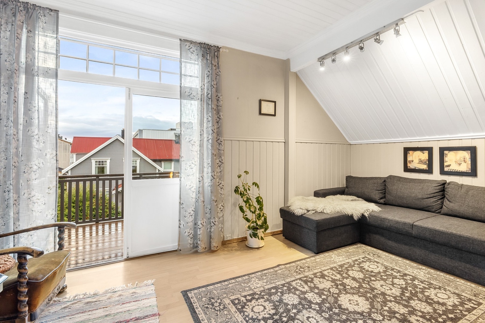 Lys og trivelig loftstue med fleksible bruksmuligheter Galleribilde