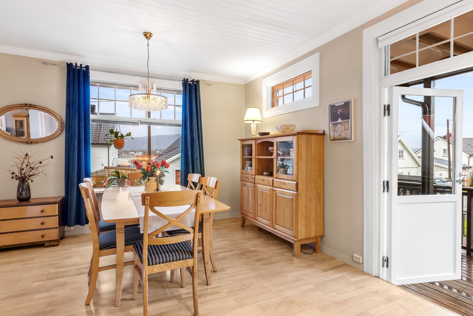 Det er sørvendte verandaer mot sør både på hovedplanet og i 2.etasje Galleribilde