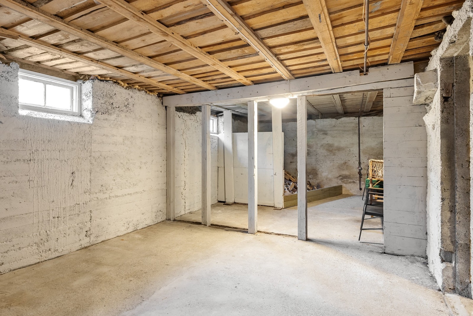 Kjelleren består av grovkjeller med boder Galleribilde
