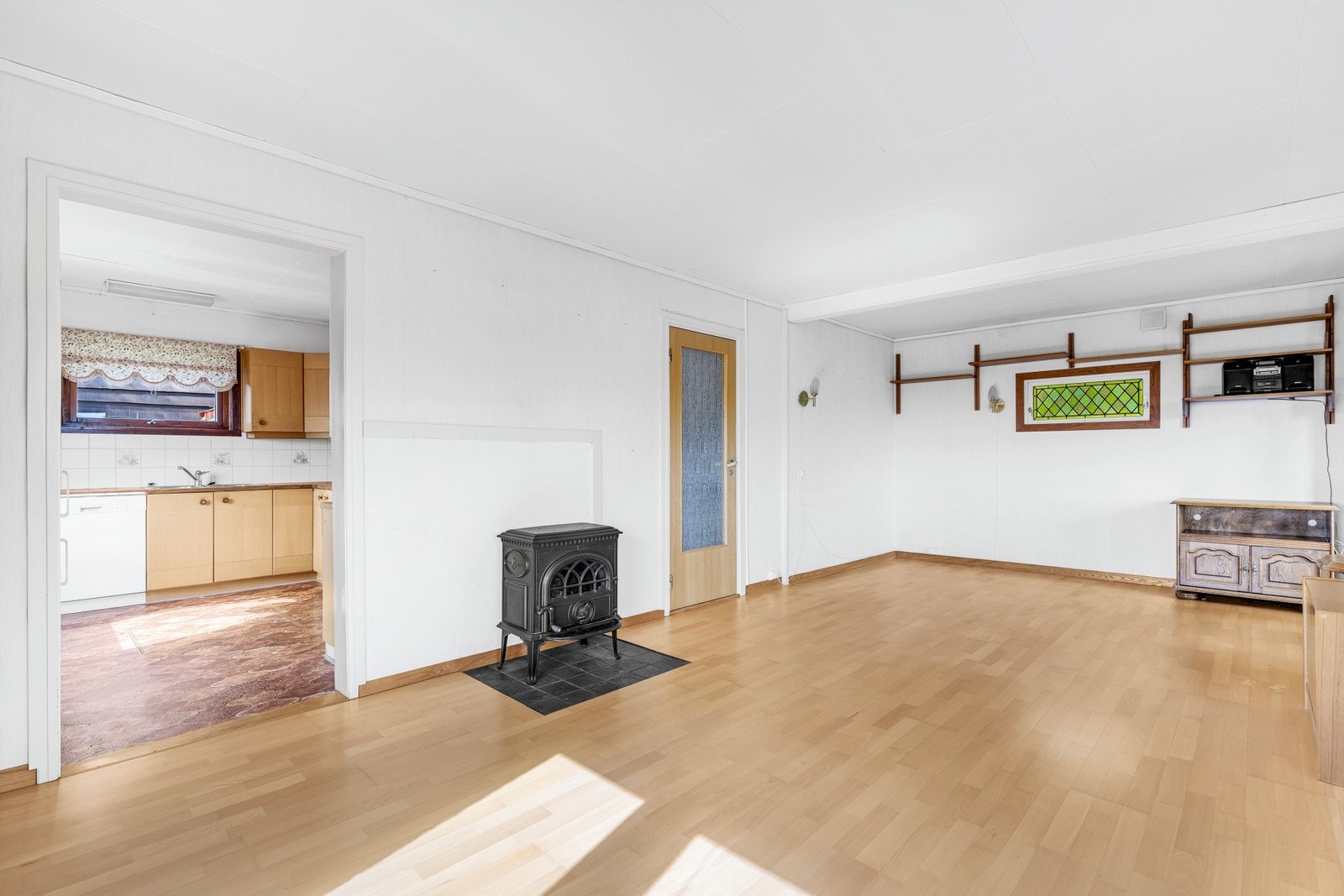 Stuen har god plass til spisestue, sofagruppe og ønsket møblement Galleribilde