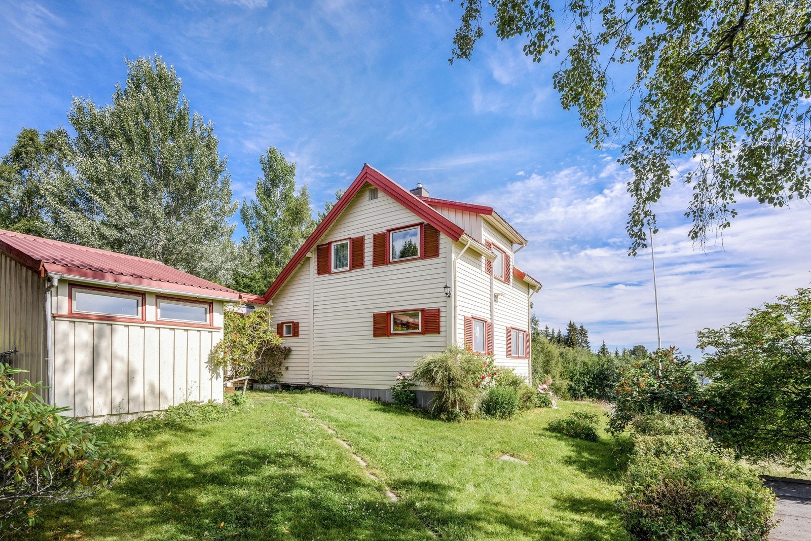 Boligen har et stort og fint uteområde Galleribilde