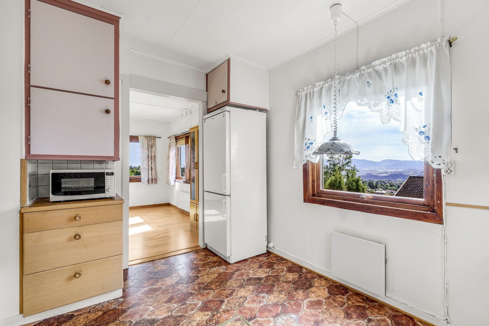 Fra kjøkkenet kommer du til stuen Galleribilde