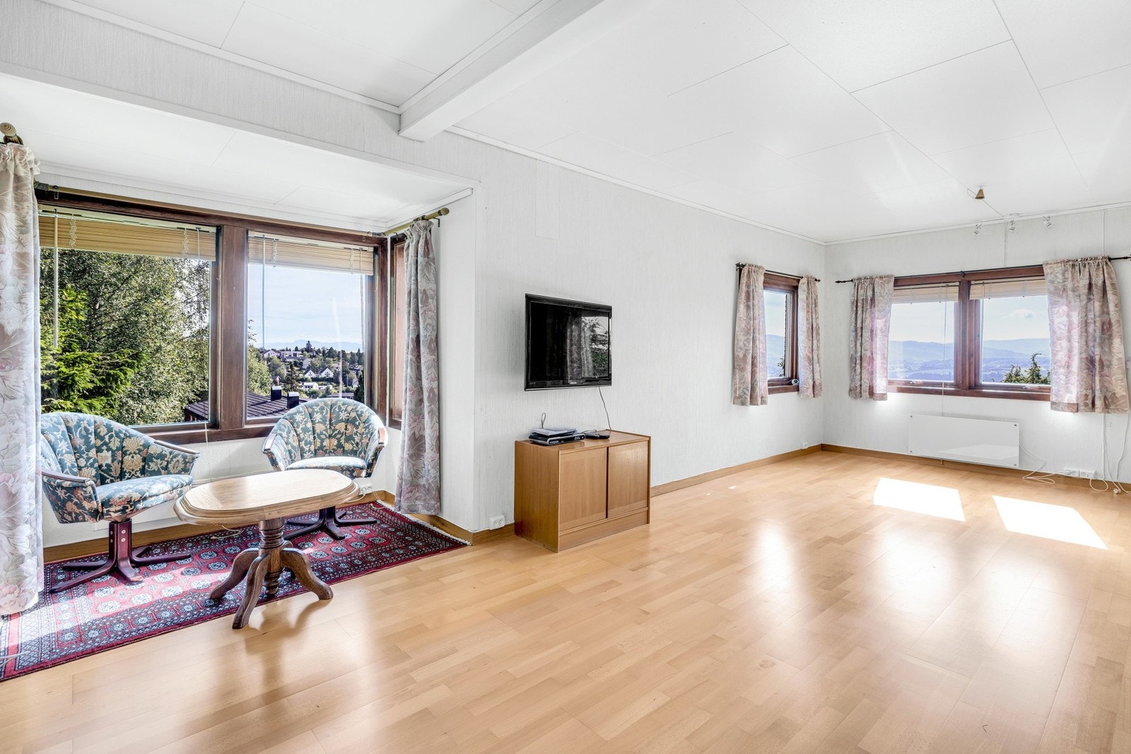 Stor og hyggelig stue med store vindusflater- her får du rikelig med lysinnslipp og fin utsikt Galleribilde