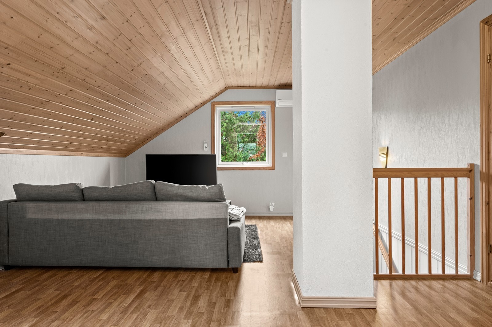 Loftstue hvor det kan innredes med sofahjørne og underholdningssystem. Galleribilde