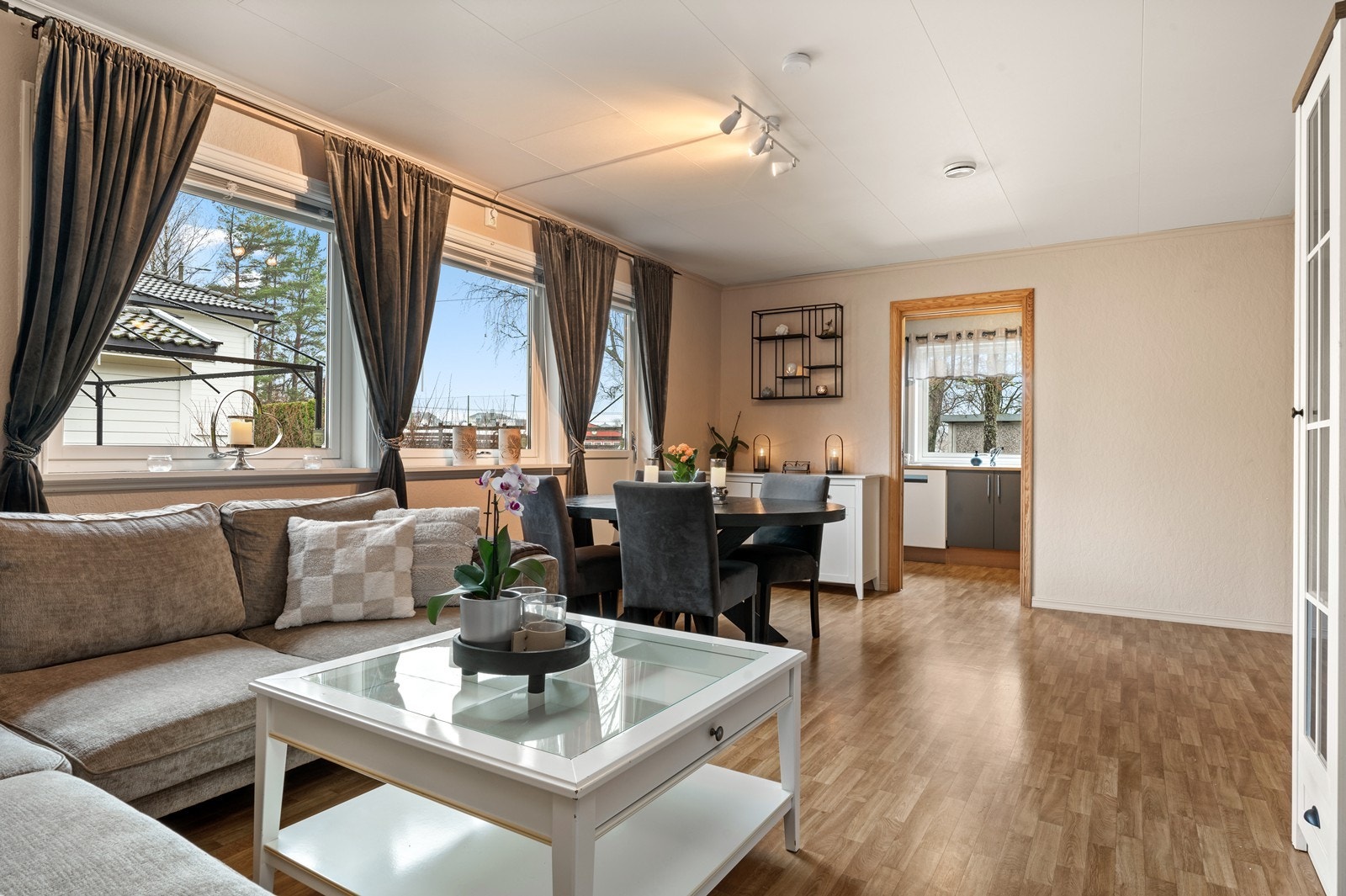 Stuen ligger i en delvis åpen løsning mot kjøkkenet, noe som gir en praktisk og sosial atmosfære. Galleribilde