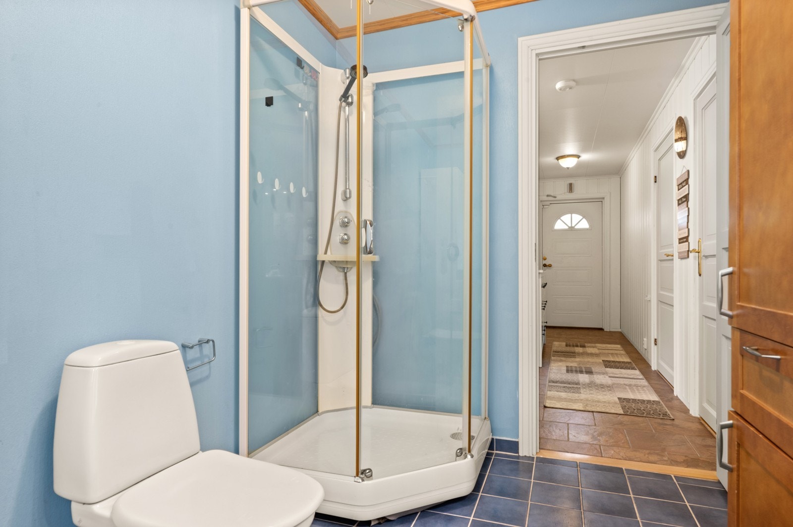 Baderommet er utstyrt med WC, servant, dusjkabinett og opplegg for vaskemaskin. Galleribilde