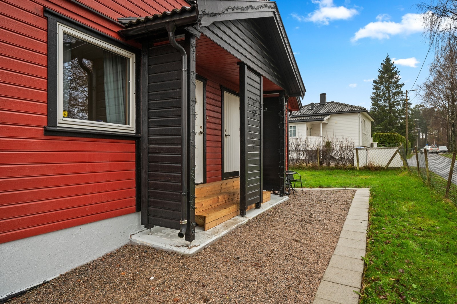 Pent inngangsparti med overbygg og enkel adkomst fra gårdsplassen. Galleribilde