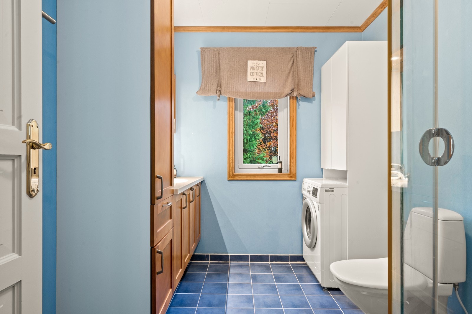 Badet er flislagt på gulvet med elektriske varmekabler under. Galleribilde