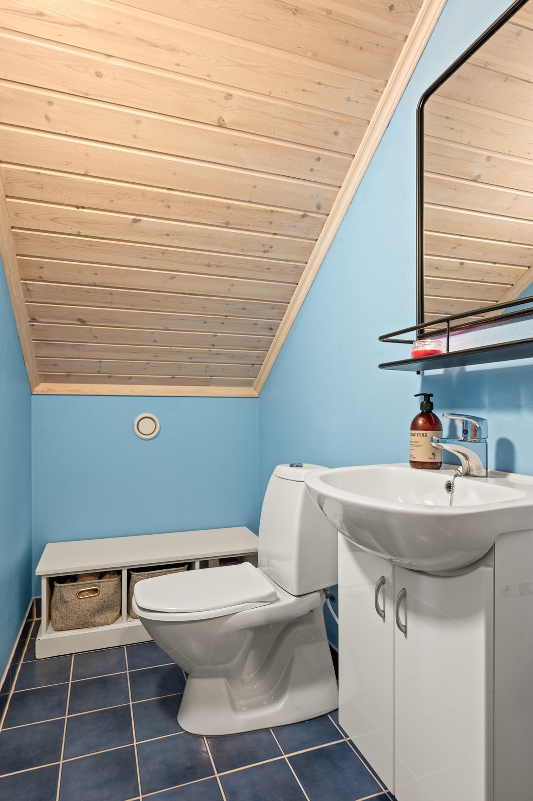 Det er egen WC i loftsetasjen. Galleribilde