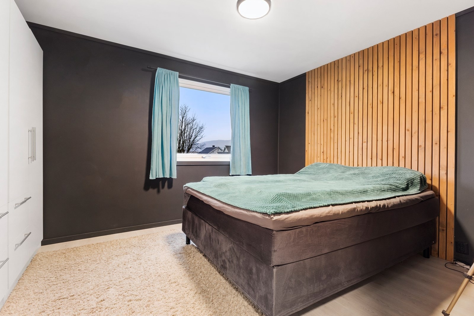 Hovedsoverommet har en mørk, stilig utførelse. En tøff spilevegg fungerer som sengegavl bak dobbeltsengen og gir rommet særpreg. Galleribilde