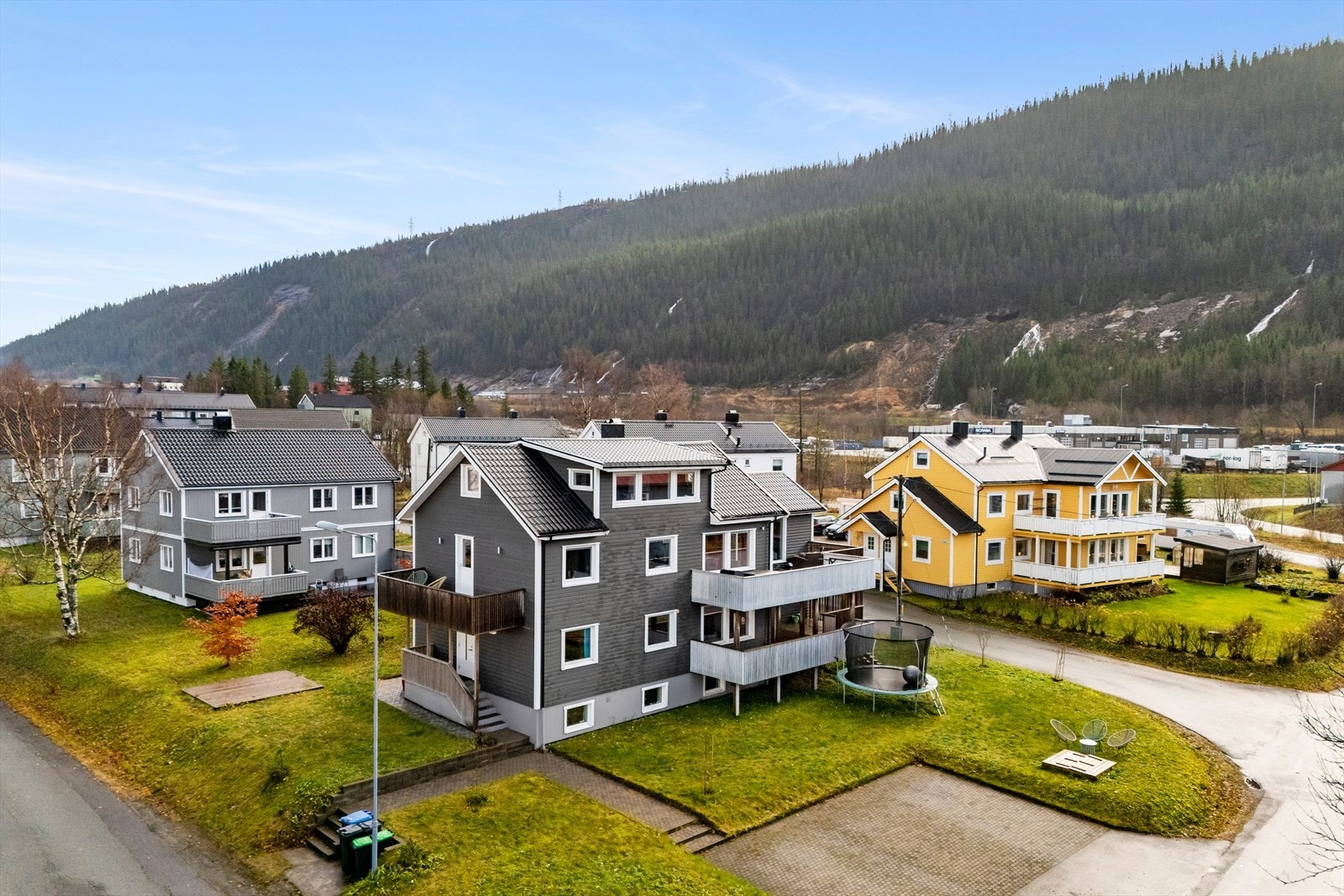 Bygningen fordeler seg over fire plan, hvor seksjon 1 omfatter første etasje og kjeller, mens seksjon 2 har andre etasje og loft. Galleribilde