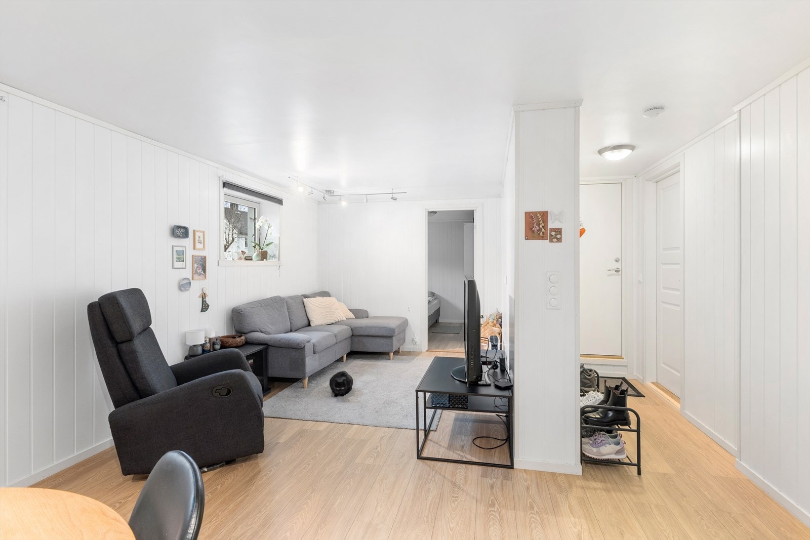 Tilbake i fellesgangen går trappen ned til kjelleretasjen. Denne etasjen består av fellesareal, samt areal som tilhører seksjon 1. Arealet som tilhører seksjon 1 er innredet uten at det foreligger omsøking eller godkjenning. Galleribilde