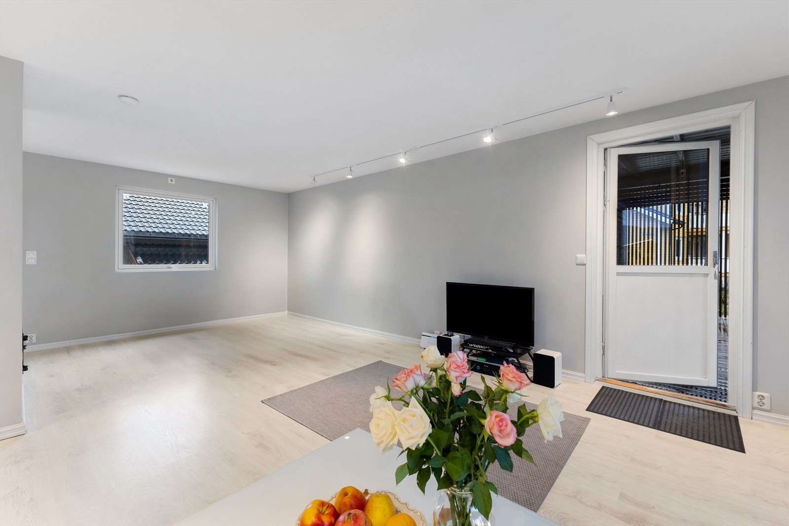 Stuen er åpen og romslig, med god plass til sittegruppe. Galleribilde