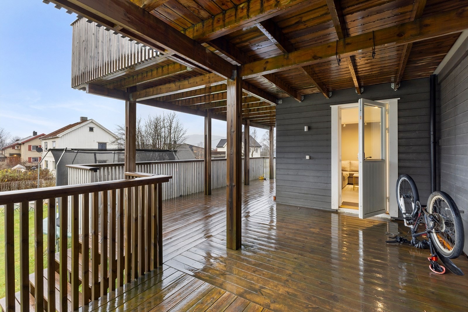 Fra stuen er det utgang til en stor terrasse på ca. 35 m². Her er det plass til flere sittegrupper. En trapp fra terrassen fører ned til hagen. Galleribilde