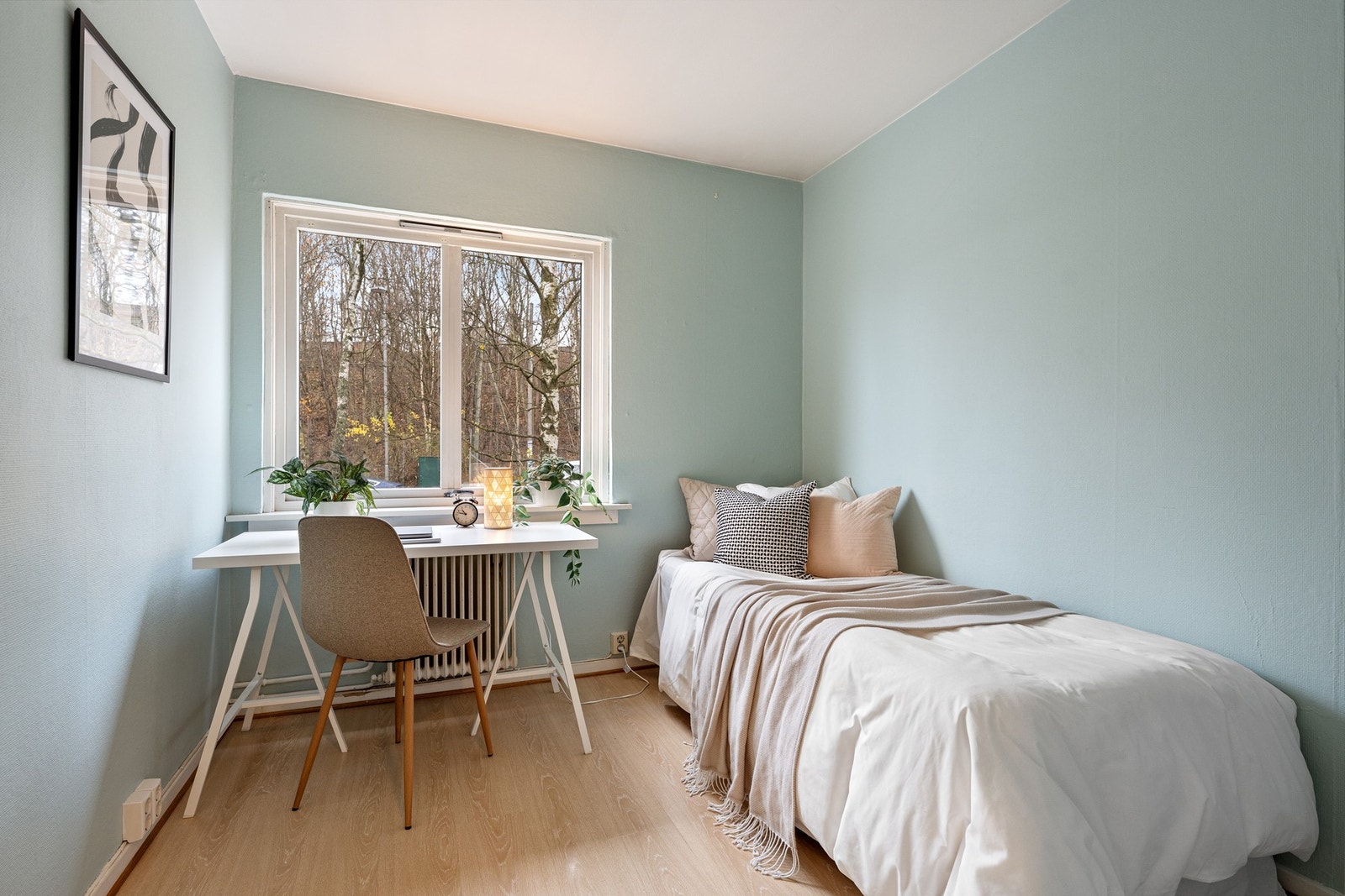 Soverom 2 med plass til seng og skrivebord, utmerket som et barnerom Galleribilde