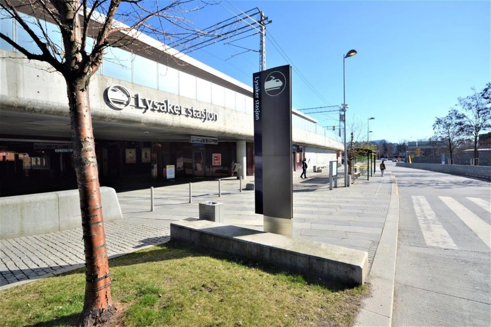 Lysaker stasjon er et knutepunkt og ligger noen få minutters kjøretur fra leiligheten Galleribilde