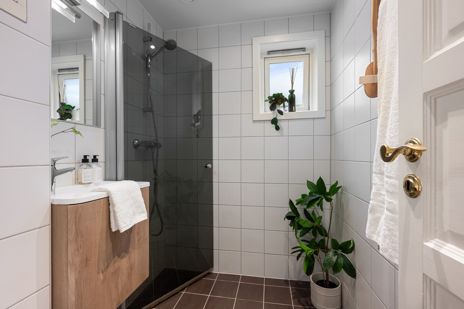 Det er vaskerom i kjeller, som er enkelt tilgjengelig fra denne etasjen Galleribilde